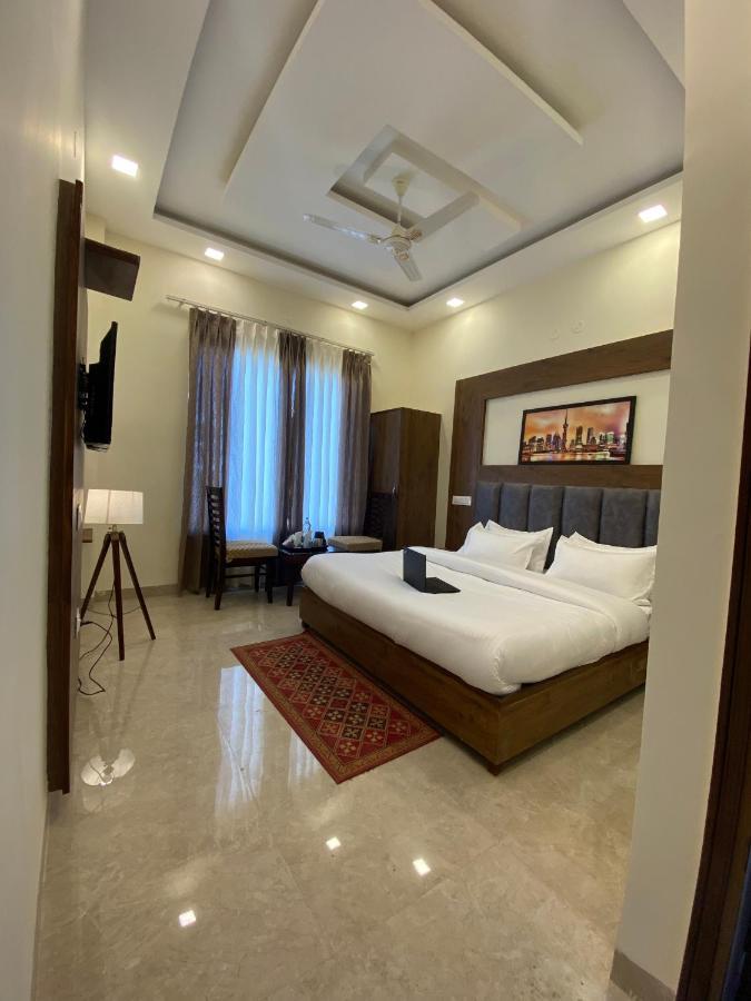 Hotel Woodlark Zirakpur - A Peaceful Stay Exterior photo